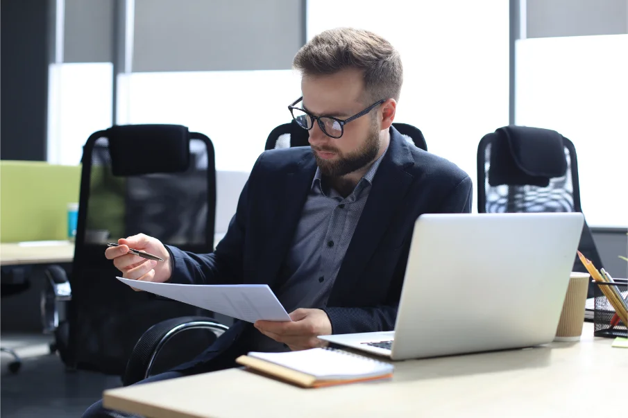 Individualsoftware-Anbieter Erfahrungen bewerten: Unternehmerin prüft Referenzen eines Softwareanbieters am Laptop