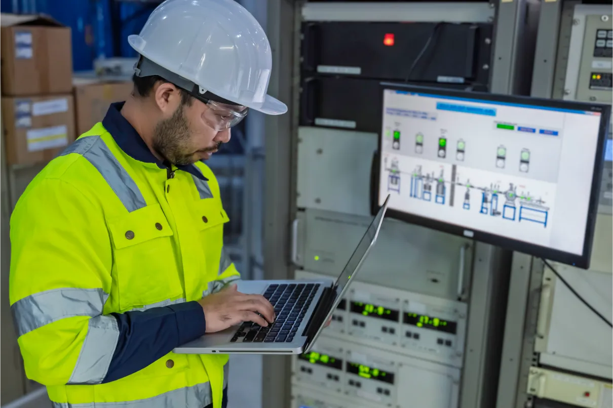 Produktionsprozesse digitalisieren mit Software: Mitarbeiter erfasst Betriebsdaten am Terminal in der Fertigung